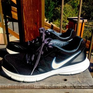 Beautiful Nike tennis shoes size 9